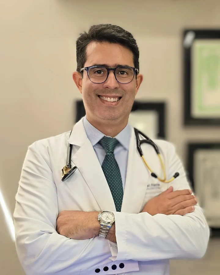 Dr. Rui Faria Filho, de jaleco branco e estetoscópio